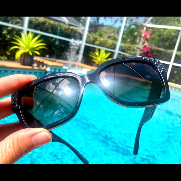 Michael Kors Banff Sunglasses in Black with Brown Gradient Polarized Lens - Picture 3 of 15